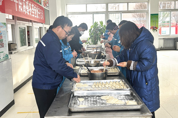 迎冬至 包餃子 樂(lè)融融——千陽(yáng)海螺與千陽(yáng)環(huán)保進(jìn)行冬至包餃子活動(dòng)