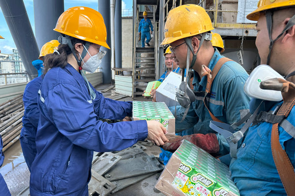 炎炎夏日送清涼，絲絲關(guān)懷促融合 --陽春環(huán)保開展送清涼活動