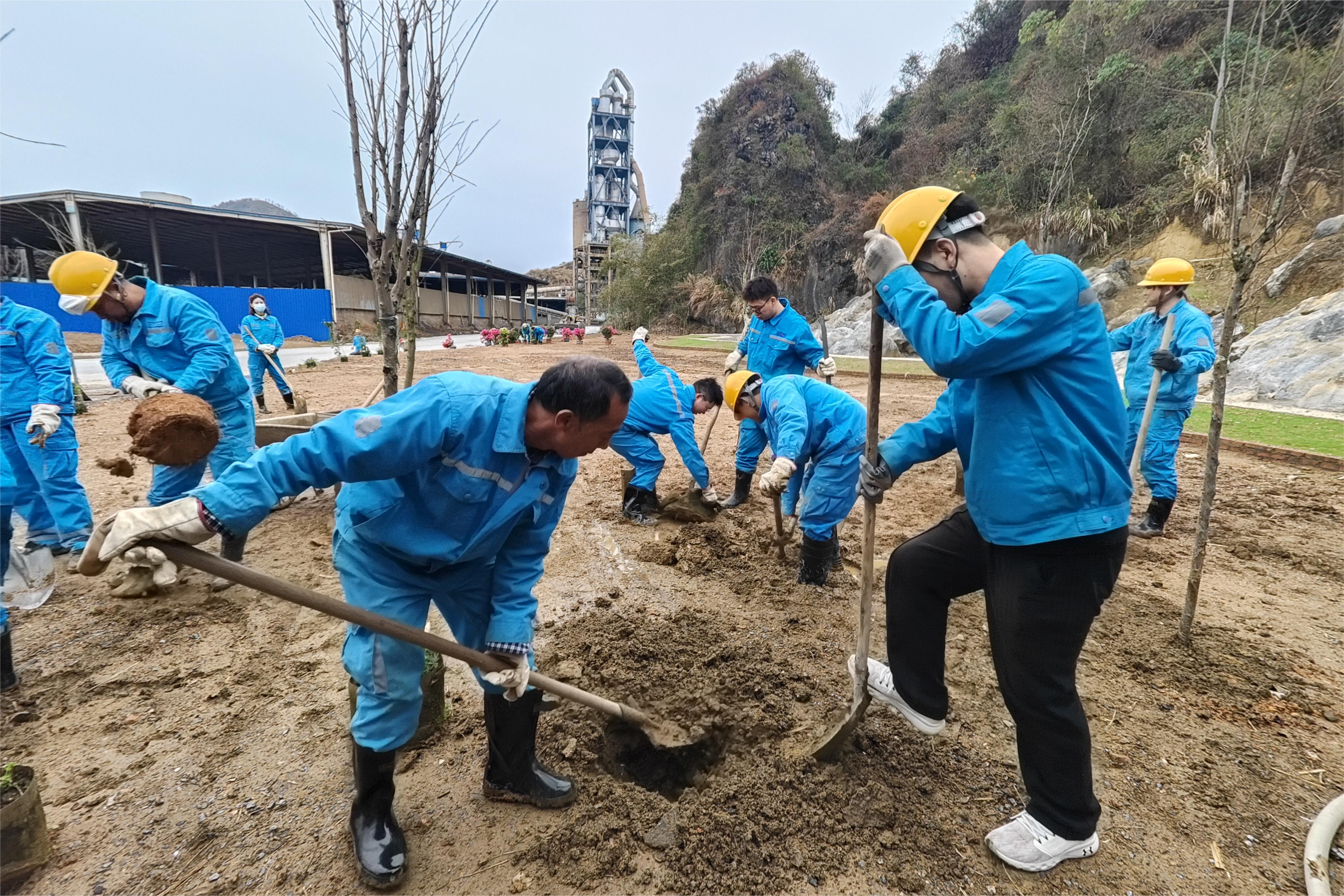 學(xué)習(xí)雷鋒好榜樣 植樹增綠我先行——清遠(yuǎn)海螺環(huán)保開展廠區(qū)綠化美化植樹活動(dòng)
